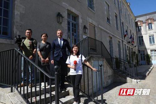 即墨网红吃瓜事件视频播放,视频播放引发全网热议